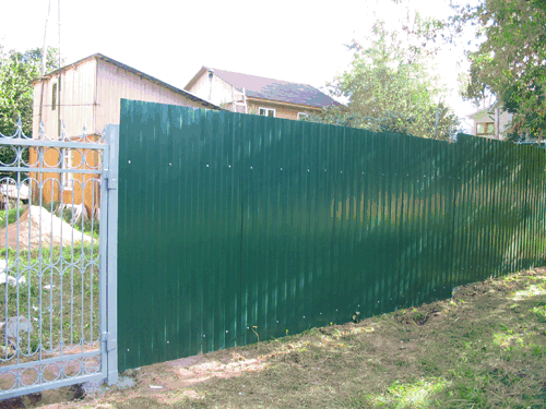 Забор из профлиста зеленого цвета