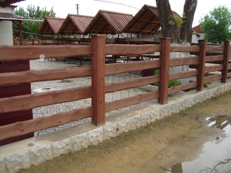 Деревянный забор с горизонтальной кладкой доски