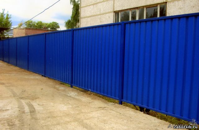 Забор из профнастила синего цвета